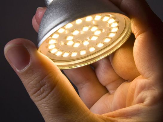 LED-Lampen helfen auf jeden Fall auch beim Energiesparen.