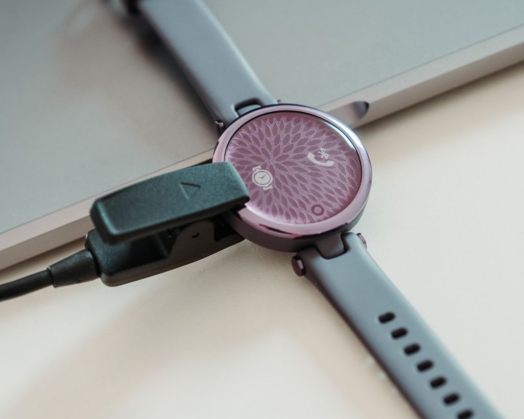 Die Smartwatch „Lily“ von Garmin aufladen.