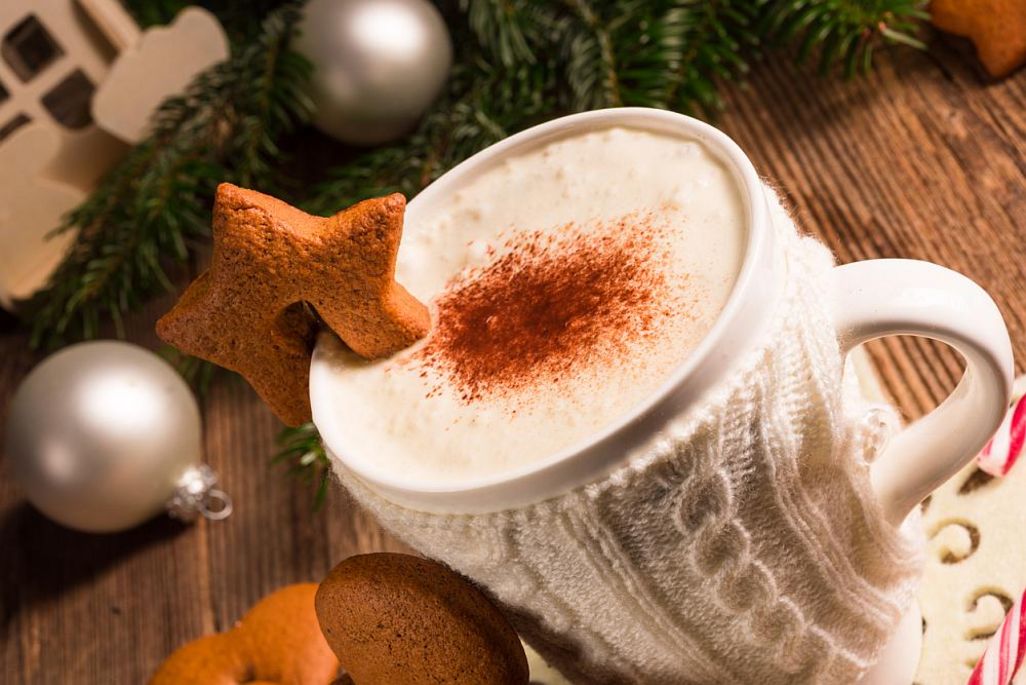 Weihnachtlicher Kaffee in einer weißen Tasse.