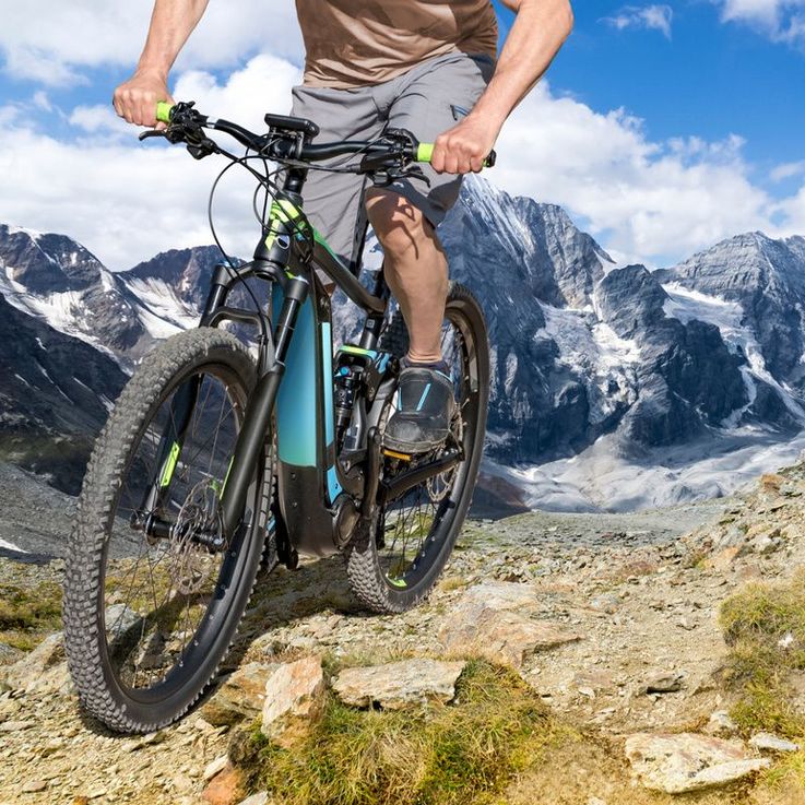 Radtouren in den Bergen machen mit E-Mountainbikes mehr Spaß.