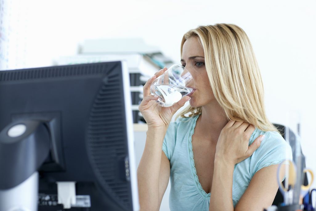 Einer der häufigsten Gründe für Müdigkeit ist Dehydration. 