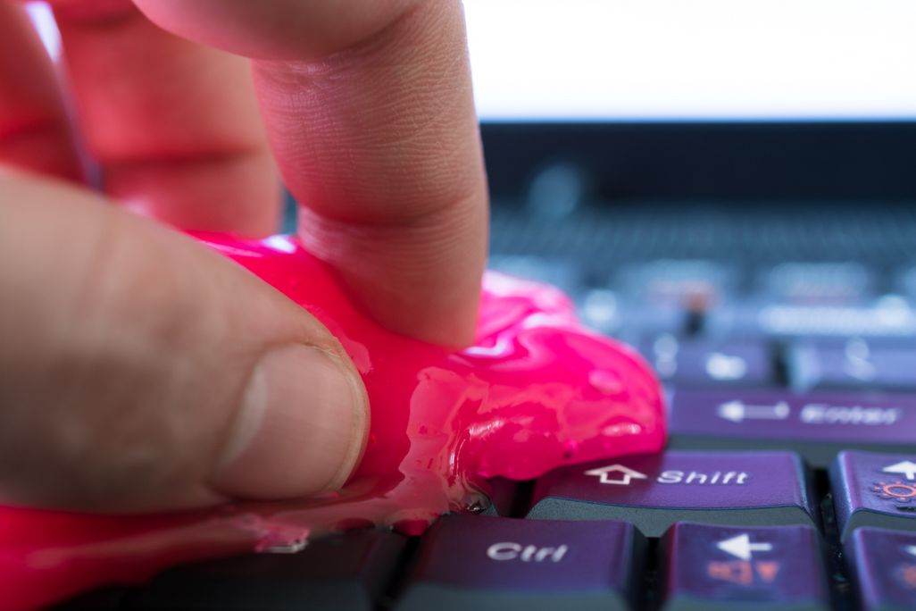 Tastatur mit Reinigungsgel sauber machen.  