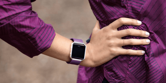 Smartwatch in trendigem Lila-Ton: Fitbit Blaze.