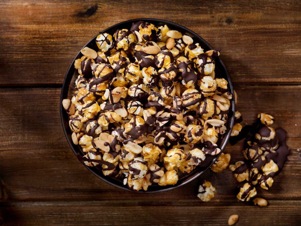 Schokolade macht sich auch auf Popcorn gut.