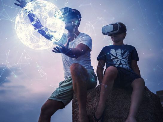 Zwei Menschen mit VR-Headsets