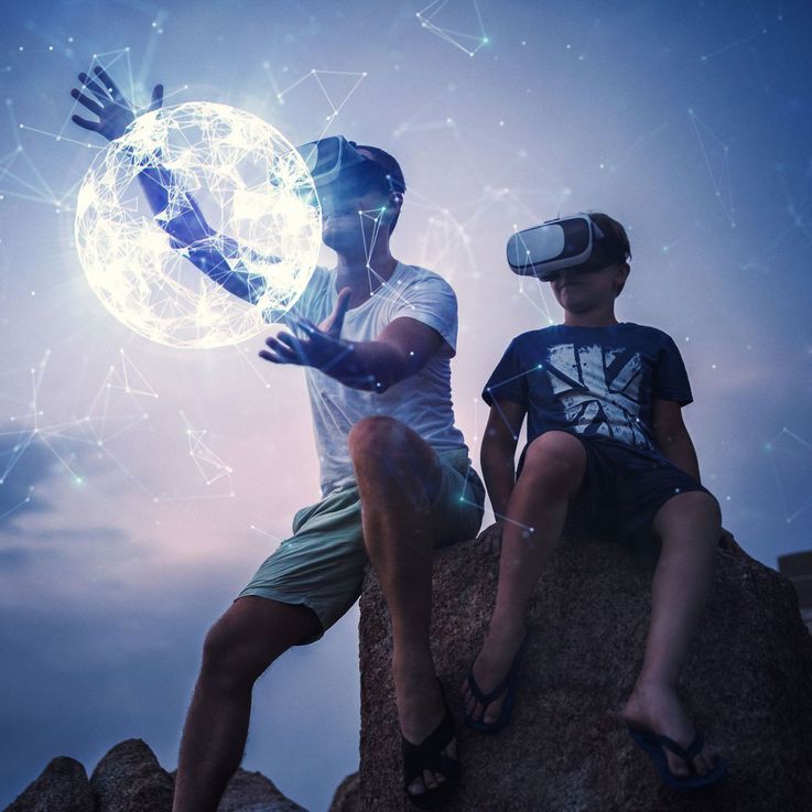 Zwei Menschen mit VR-Headsets