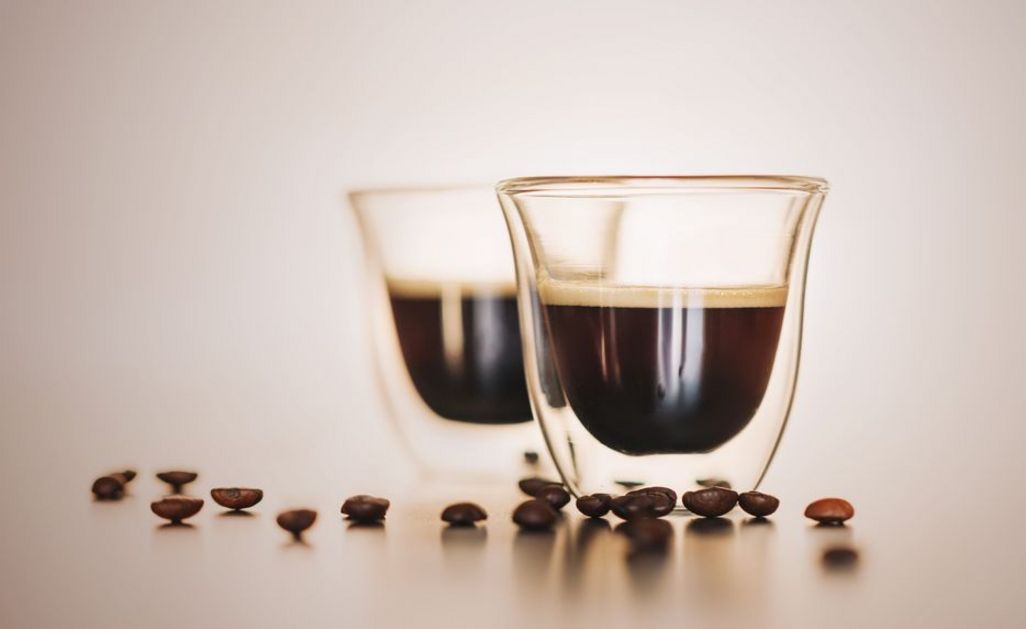 Die Kontaktzeit mit dem Kaffeemehl beträgt bei Espresso 20 bis 25 Sekunden.