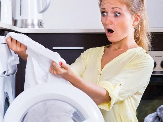 Fettige Flecken, Ölspuren: Tipps, wenn die Wäsche nicht richtig sauber wird.