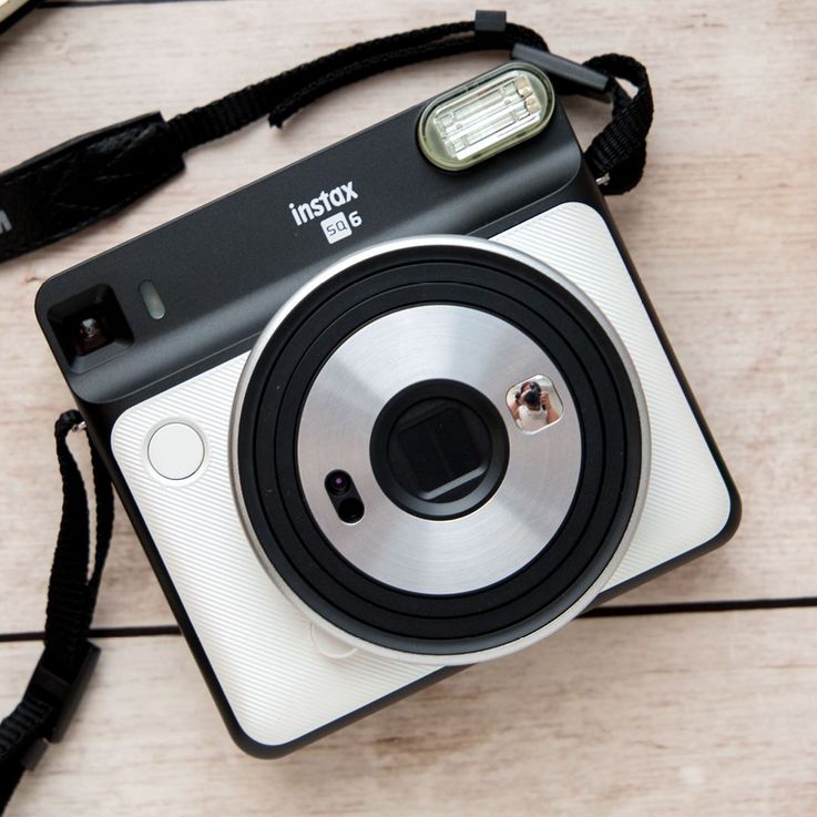 Die quadratische Instant-Kamera von Fujifilm: die „instax SQUARE SQ6“.