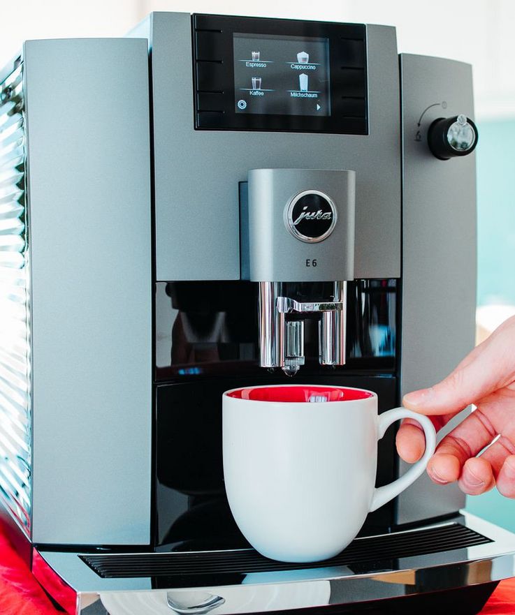 Kaffeespezialitäten auf jeden Fall mit dem Kaffeevollautomaten „E6“ von Jura.