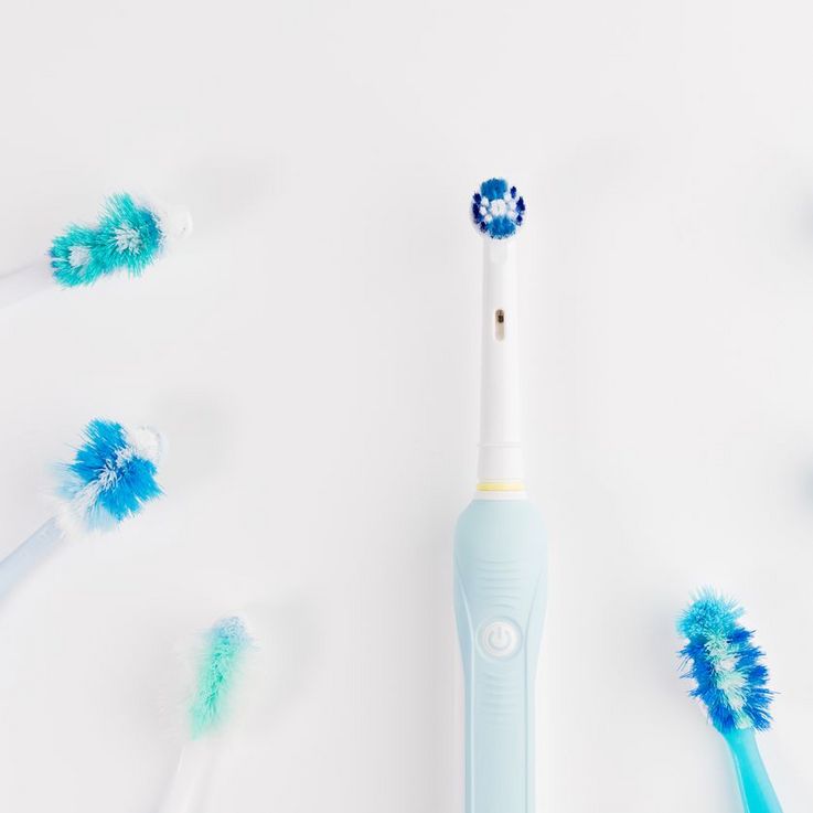 Zahnpflege: In abgenutzten Aufsteckbürsten können sich Bakterien vermehren.