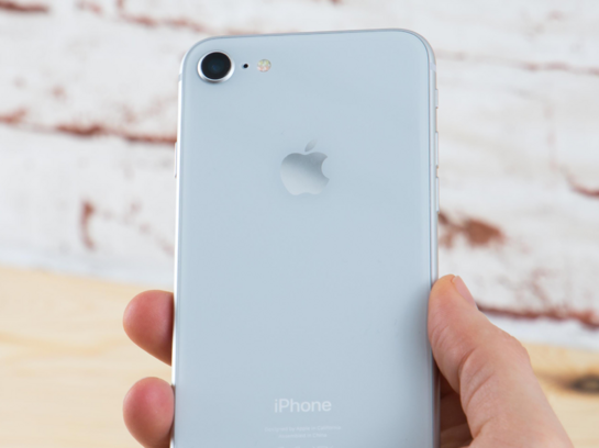 Das iPhone 8 verfügt über den A11-Bionic-Chip, eine starke 12-Megapixel-Kamera und kann kabellos per Qi-Technologie geladen werden.