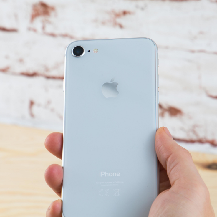 Das iPhone 8 verfügt über den A11-Bionic-Chip, eine starke 12-Megapixel-Kamera und kann kabellos per Qi-Technologie geladen werden.