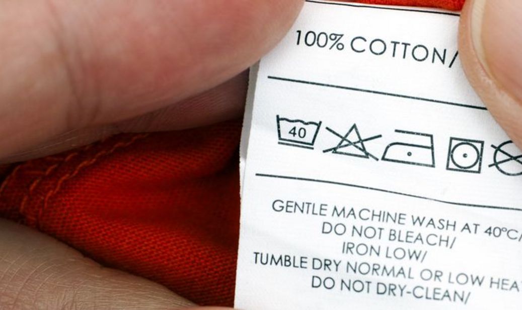 Erstens: Textilpflege-Symbole geben auf jeden Fall Auskunft