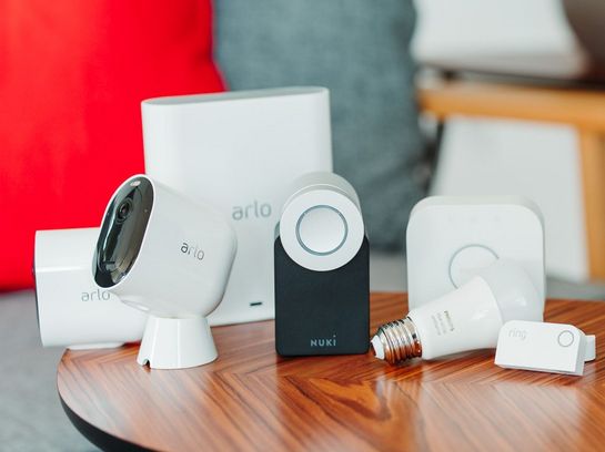 Smart Home: Überwachung des Eigenheims mit Sensoren, Kameras und Mikrofonen.