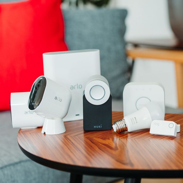Smart Home: Überwachung des Eigenheims mit Sensoren, Kameras und Mikrofonen.