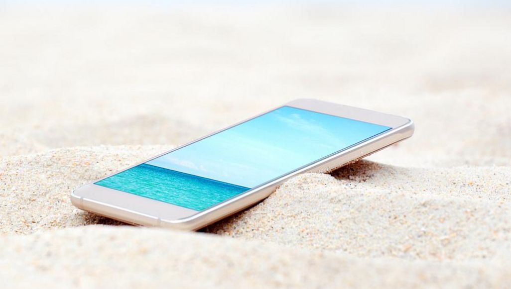 Sand kann ins Smartphone eindringen und es beschädigen.