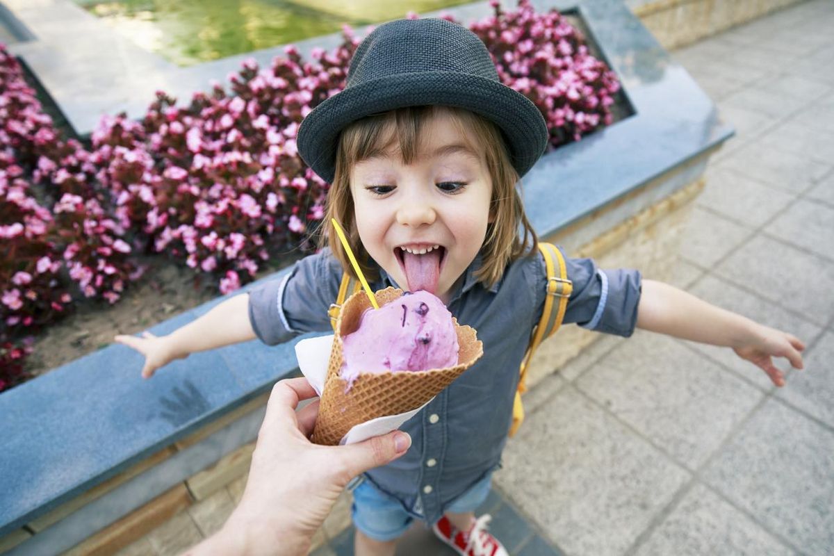 Kind freut sich über selbstgemachtes veganes Eis.