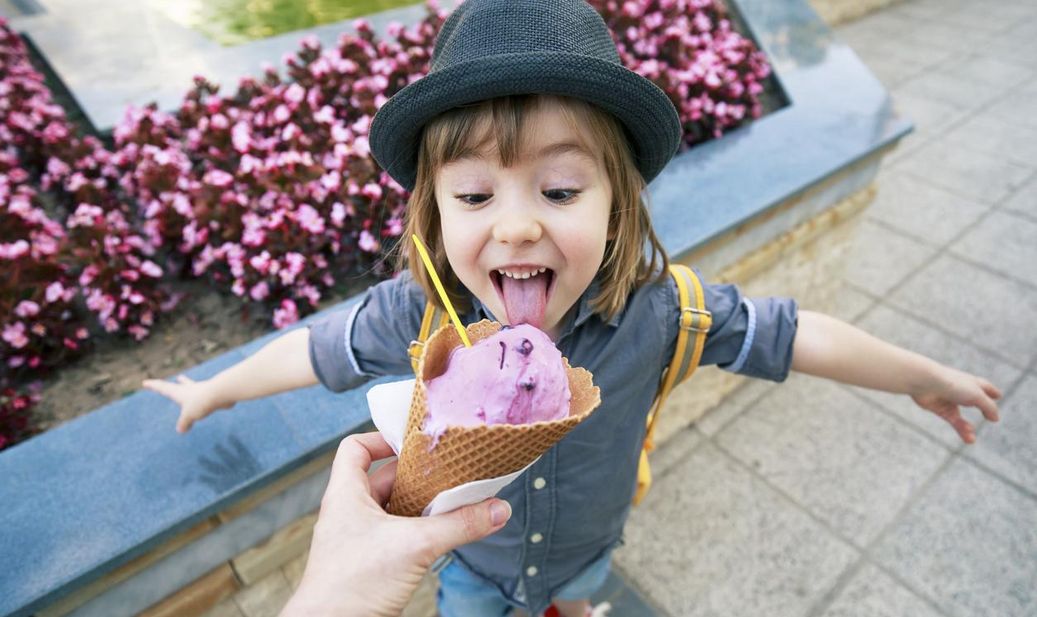 Kind freut sich über selbstgemachtes veganes Eis.