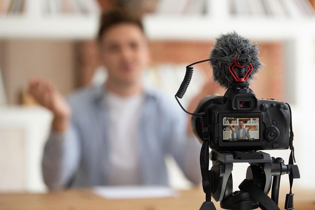 Ein gutes Mikrofon ist Bestandteil einer Vlogger-Ausrüstung.