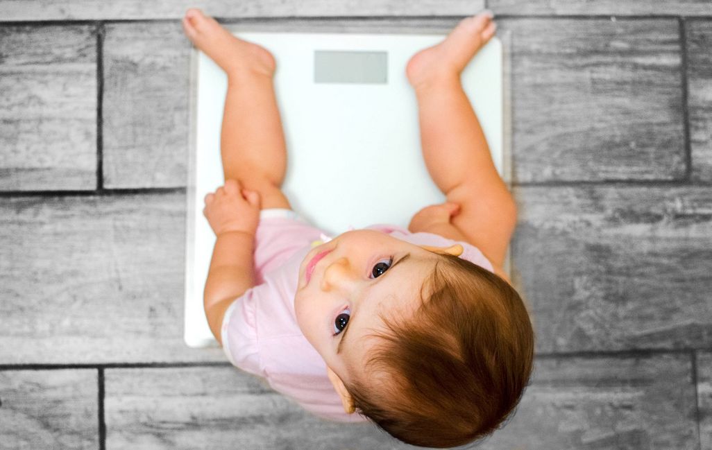 Eine elektronische Babywaage leistet nützliche Dienste, wenn man das Gewicht der lieben Kleinen dokumentieren möchte. 