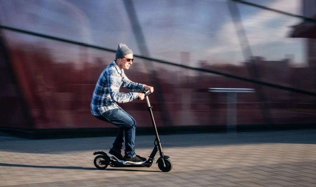 Mit einem E-Scooter kann man sich in der Stadt flink fortbewegen.