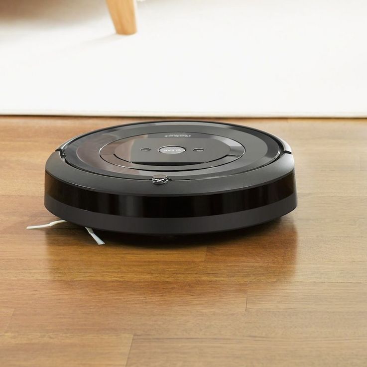 Der smarte „Roomba e5“ von iRobot sorgt für ein sauberes Zuhause.