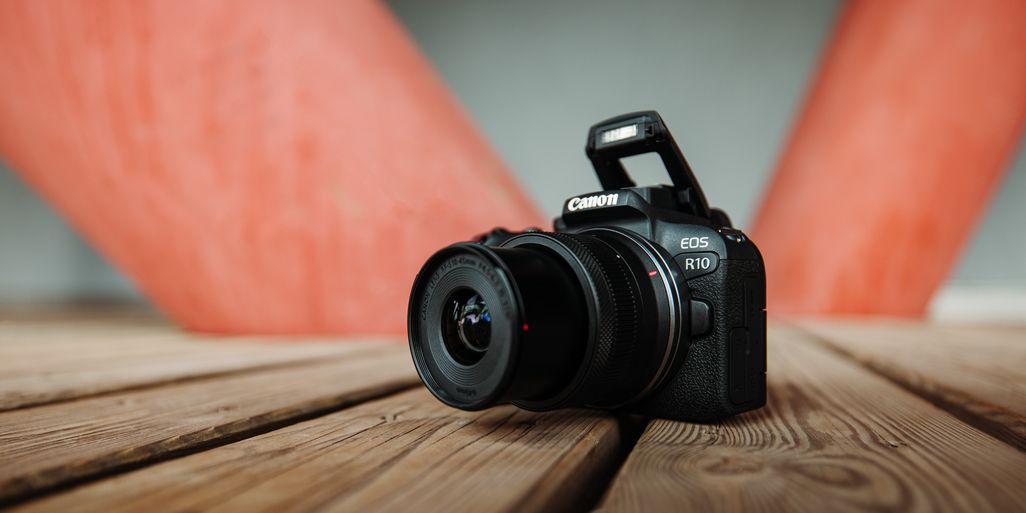 Die Canon EOS R10 hat einen Multifunktionsschuh