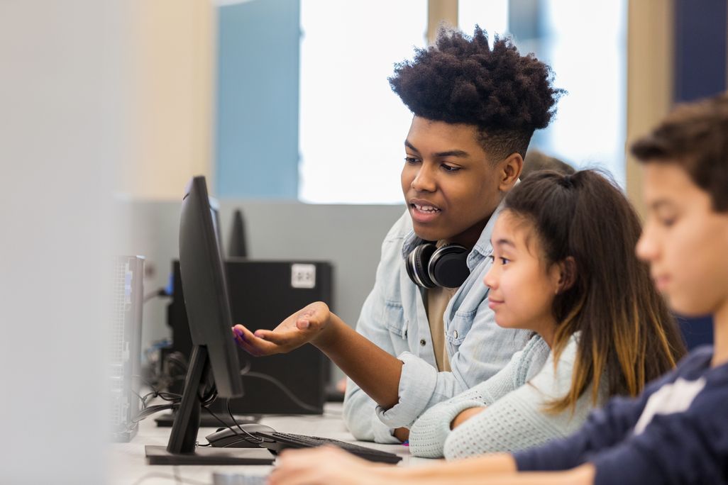 Schulkinder lernen mit Windows 11 am PC