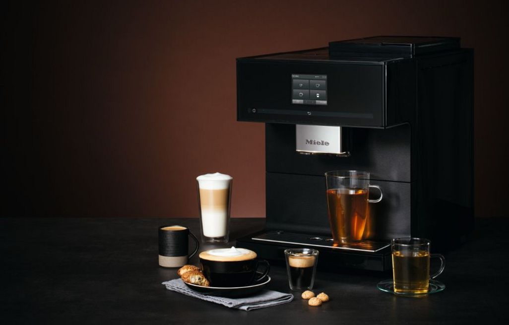Der „CM7750 CoffeeSelect“ von Miele verfügt über drei Bohnenbehälter für unterschiedliche Kaffeesorten und ein leises und aromaschonendes Kegelmahlwerk aus Edelstahl.