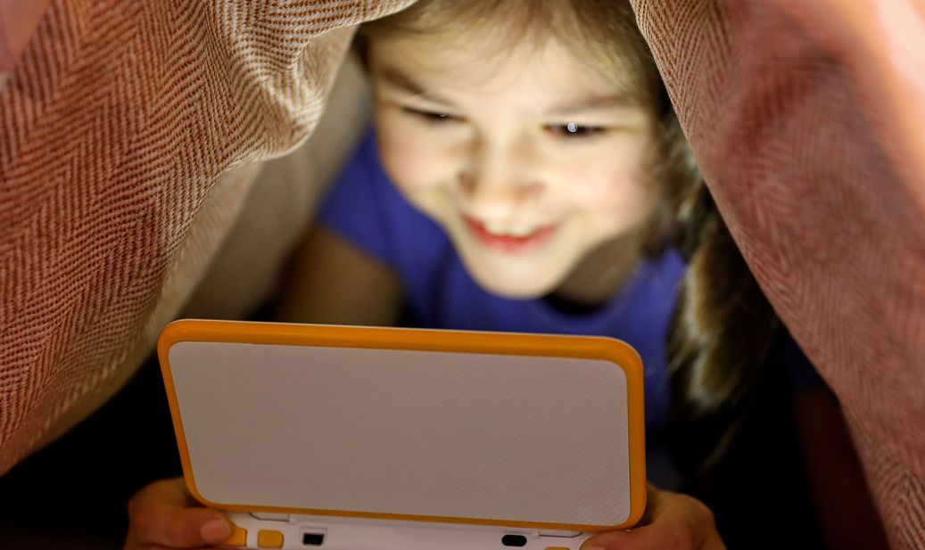 Ein Kind spielt mit dem "New Nintendo 2DS XL".