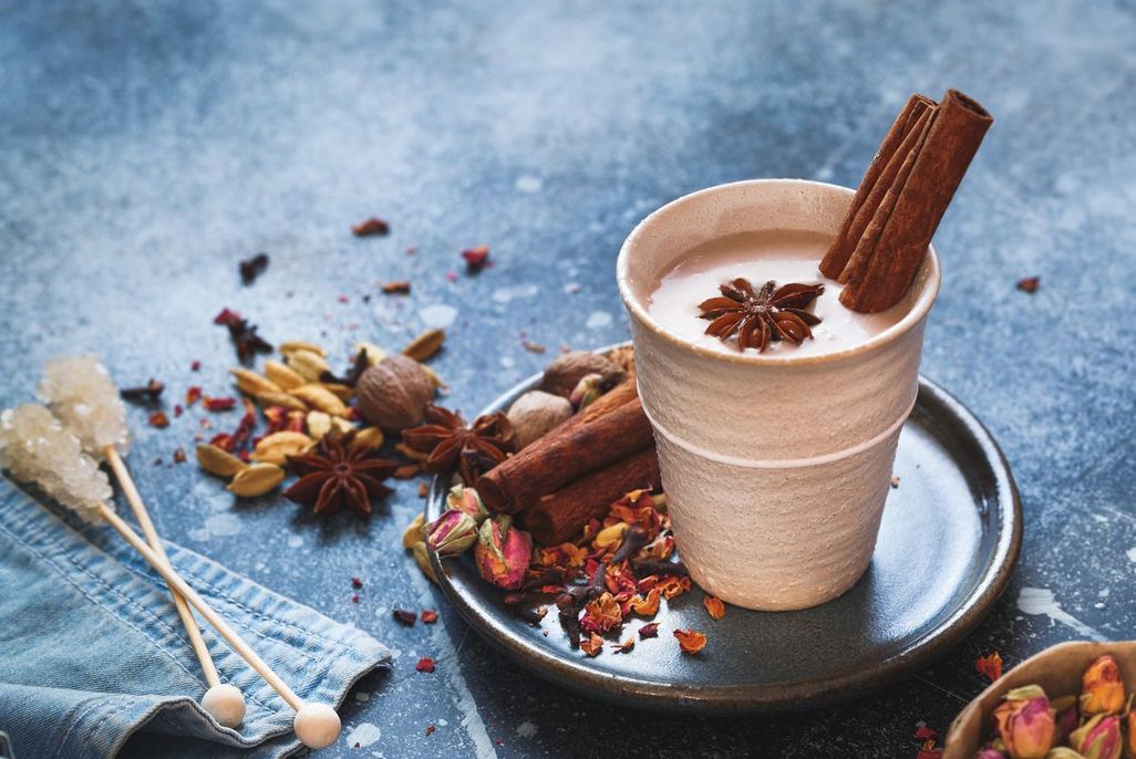 Schokoladeraspeln oder frische Vanille veredeln den Chai Latte.
