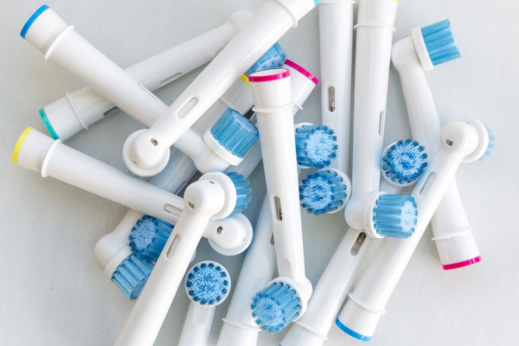 Aufsätze für elektrische Zahnbürsten auf jeden Fall auch regelmäßig tauschen.
