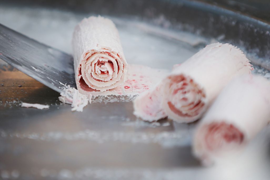 Bei der Eisparty zu Hause kann man mit zarten Eiscremeröllchen seine Gäste überraschen.