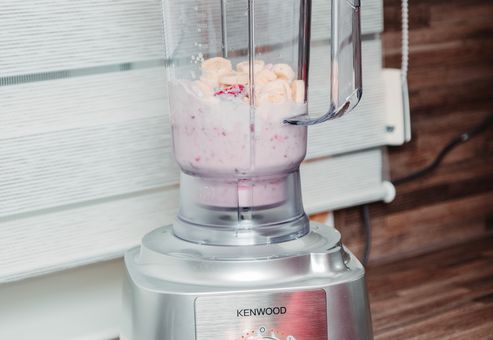 Frozen Joghurt mit dem Mixer der Kenwood „MultiPro Express“ zubereiten. 