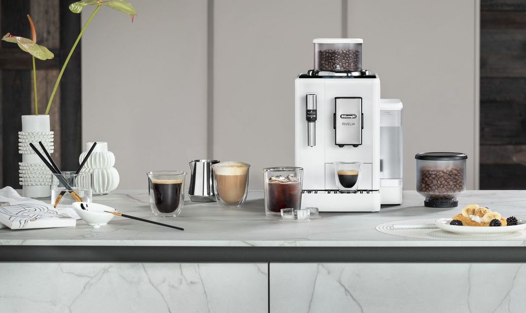 Ideal für „Cool Coffee“-Vielfalt: Der Kaffeevollautomat „Rivelia“ wurde in der Tat auch mit dem dreifachem iF-Design-Award ausgezeichnet.
