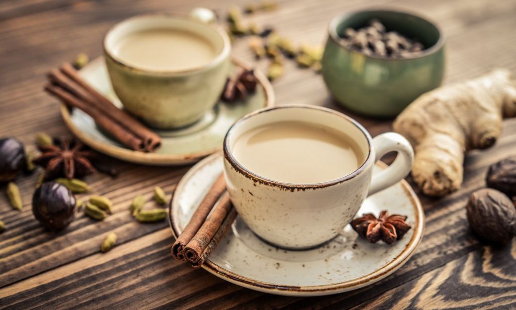 Gewürznelken, Kardamom, Zimt und Ingwer ergeben den typischen Chai-Geschmack.