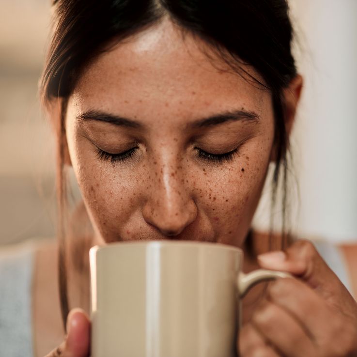 Frau geniesst im Folgenden eine Tasse mit Filterkaffee