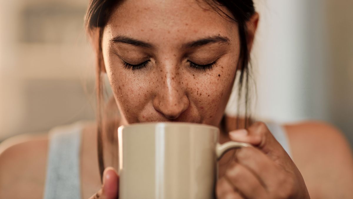 Frau geniesst im Folgenden eine Tasse mit Filterkaffee