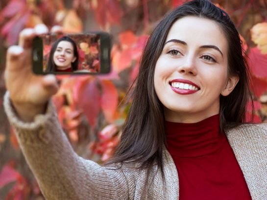 Eine Frau schießt ein Selfie