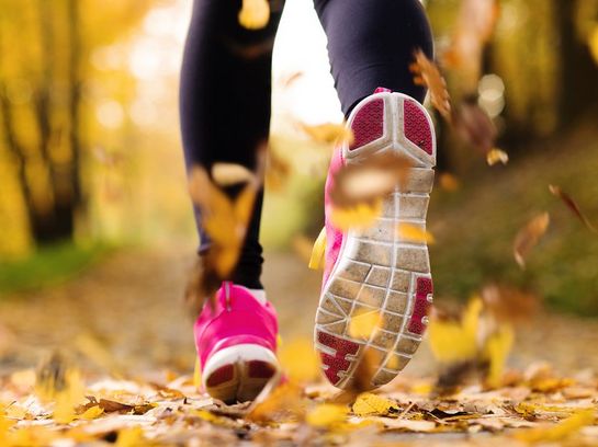 Laufen ist ein beliebter Sport im Herbst