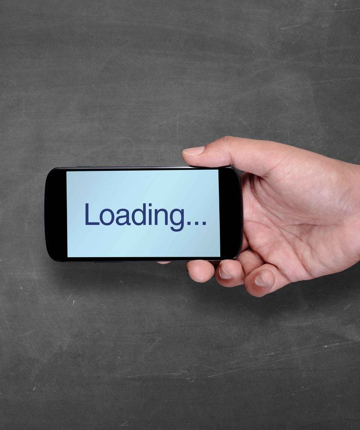 Ein Smartphone auf dem "Loading..." steht wird ins Bild gehalten