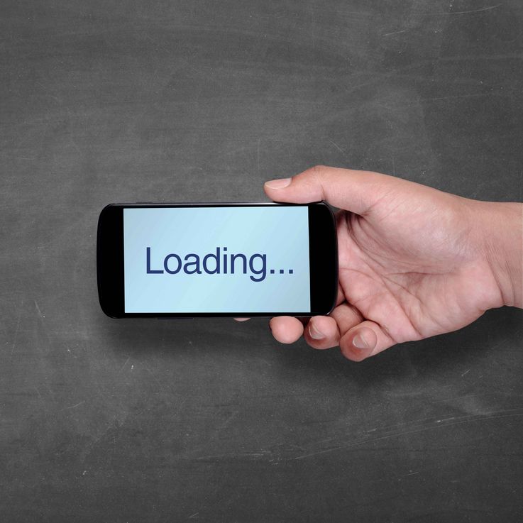 Ein Smartphone auf dem "Loading..." steht wird ins Bild gehalten