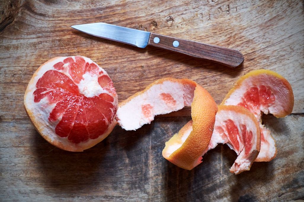 Grapefruit bremst den Hunger und regt die Verdauung an.