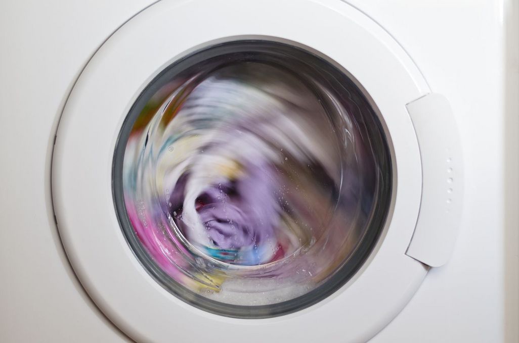 Um die Waschleistung zu optimieren und darüber hinaus lästige Gerüche zu vermeiden, sollte die Maschine stets sauber gehalten werden. 