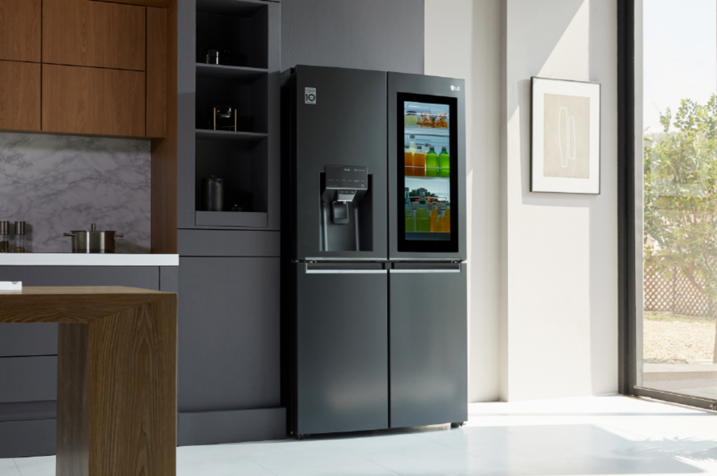 Der Kühlschrank hält Lebensmittel länger frisch.