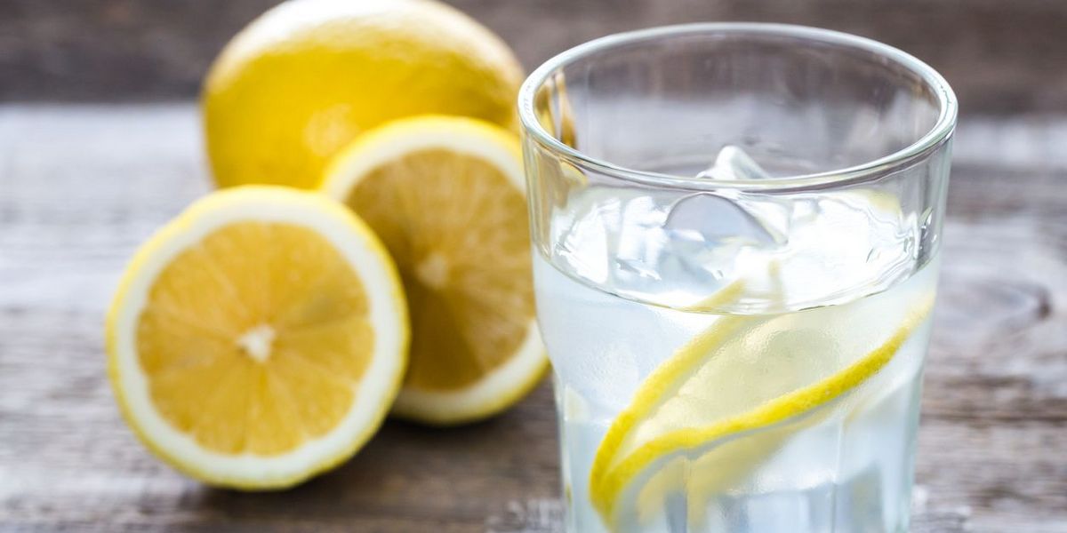 Ein Glas Zitronenwasser am Tag hält gesund.