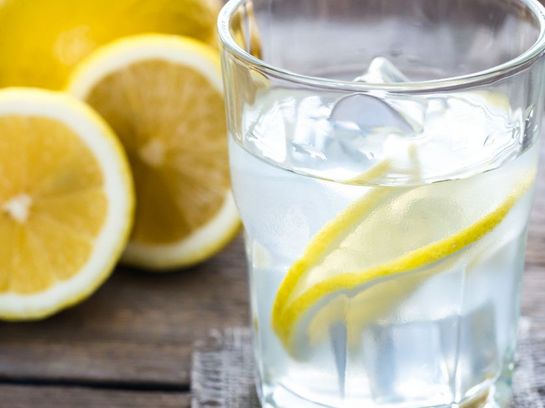 Ein Glas Zitronenwasser am Tag hält gesund.