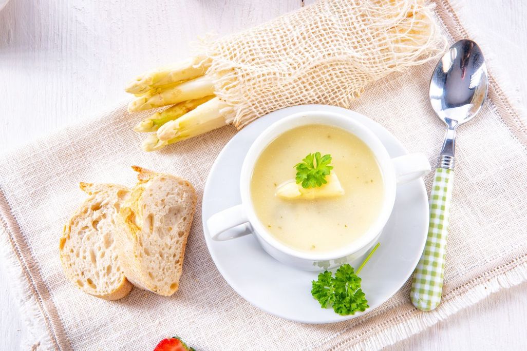 Ein vorgekochter Suppenansatz sorgt für ein schnelles, gesundes Essen im Bedarfsfall.