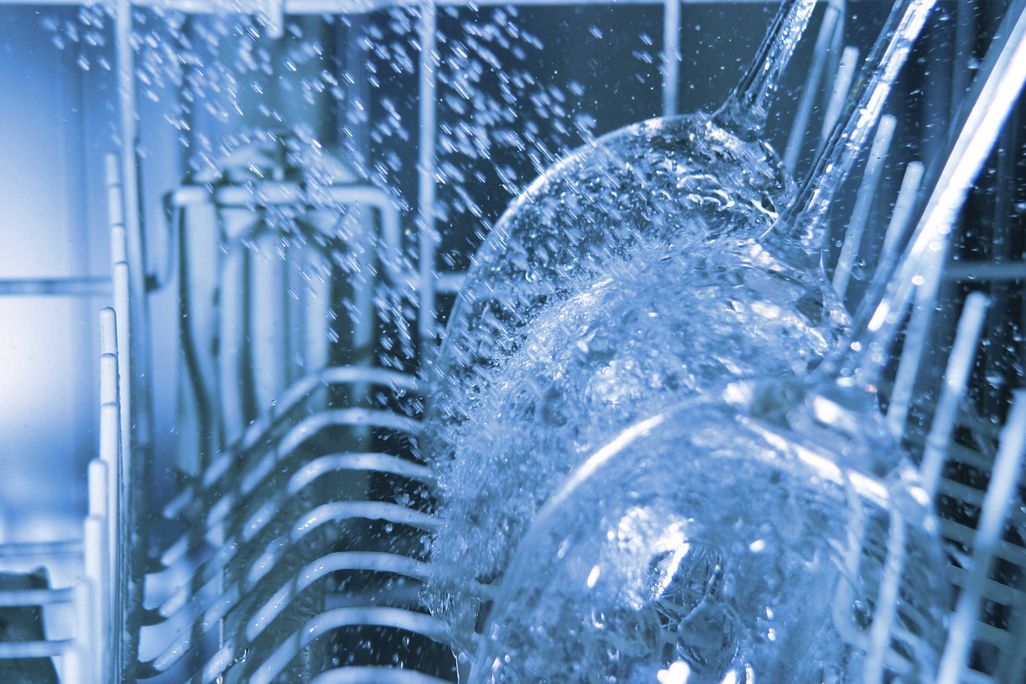 يستهلك تسخين المياه أكبر قدر من الكهرباء في غسالة الأطباق.